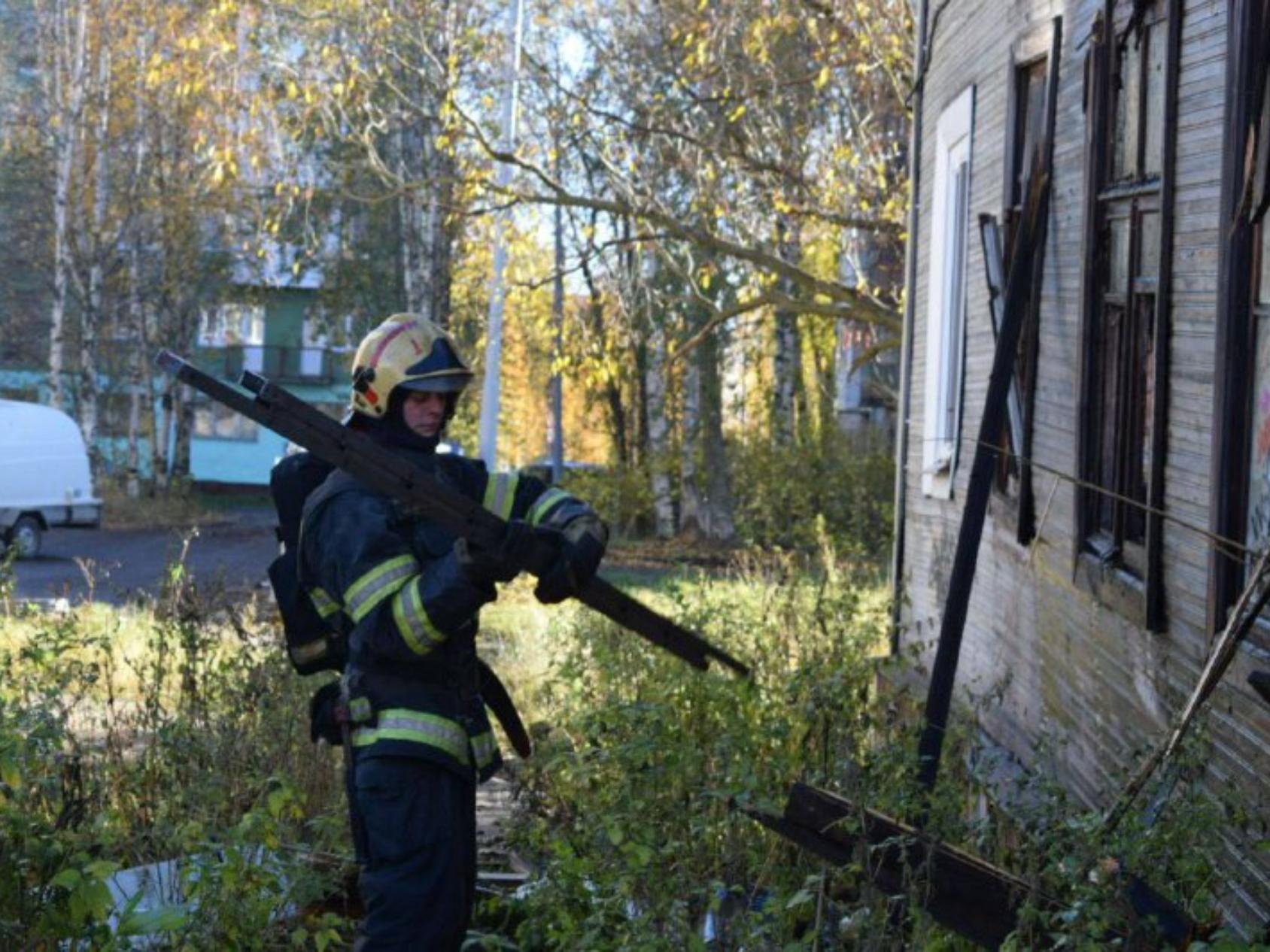 В Северном округе Архангельска произошёл пожар в двухэтажной «деревяшке»