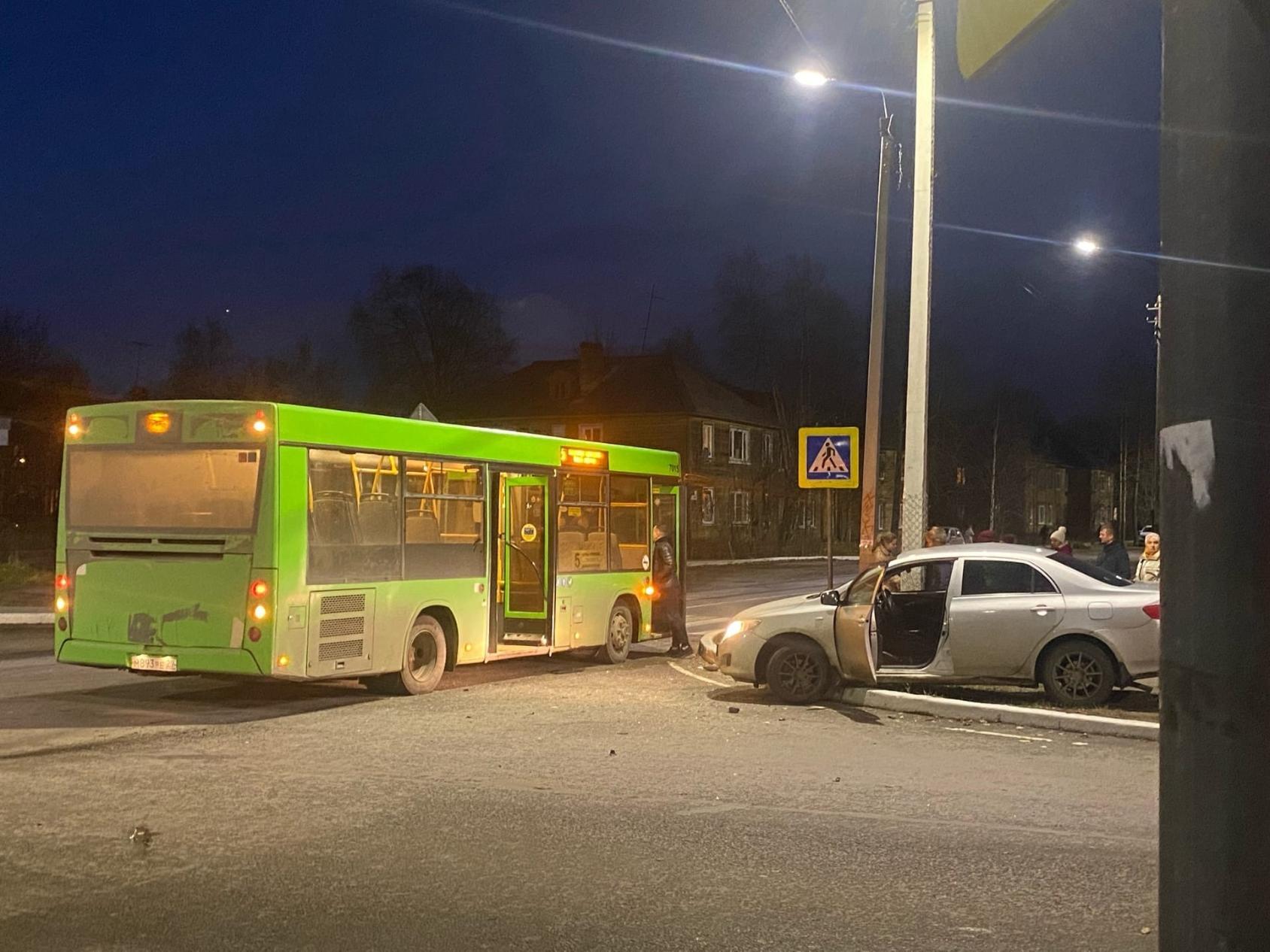 В Архангельске «Тойота» влетела в пассажирский автобус