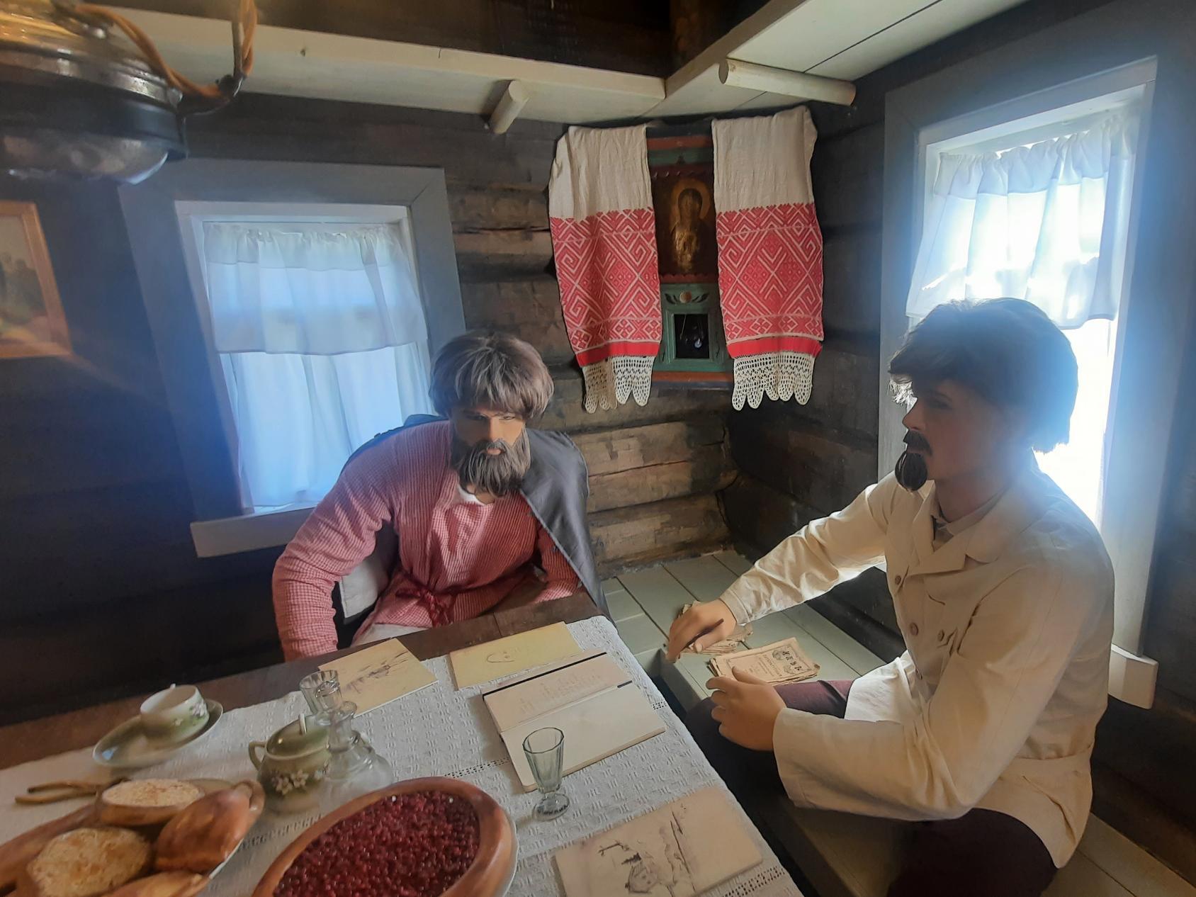 В одном из залов показано, как специалисты записывали былины, песни, сказки у кенозерских сказителей