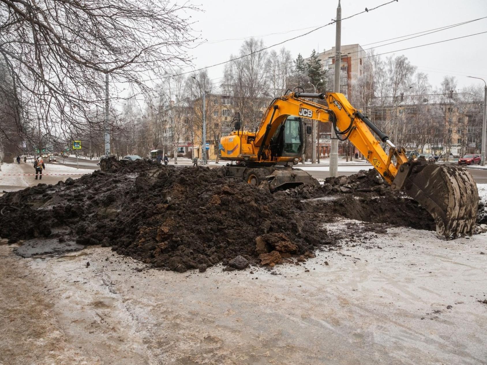 В центре Архангельска устраняют последствия коммунальной аварии