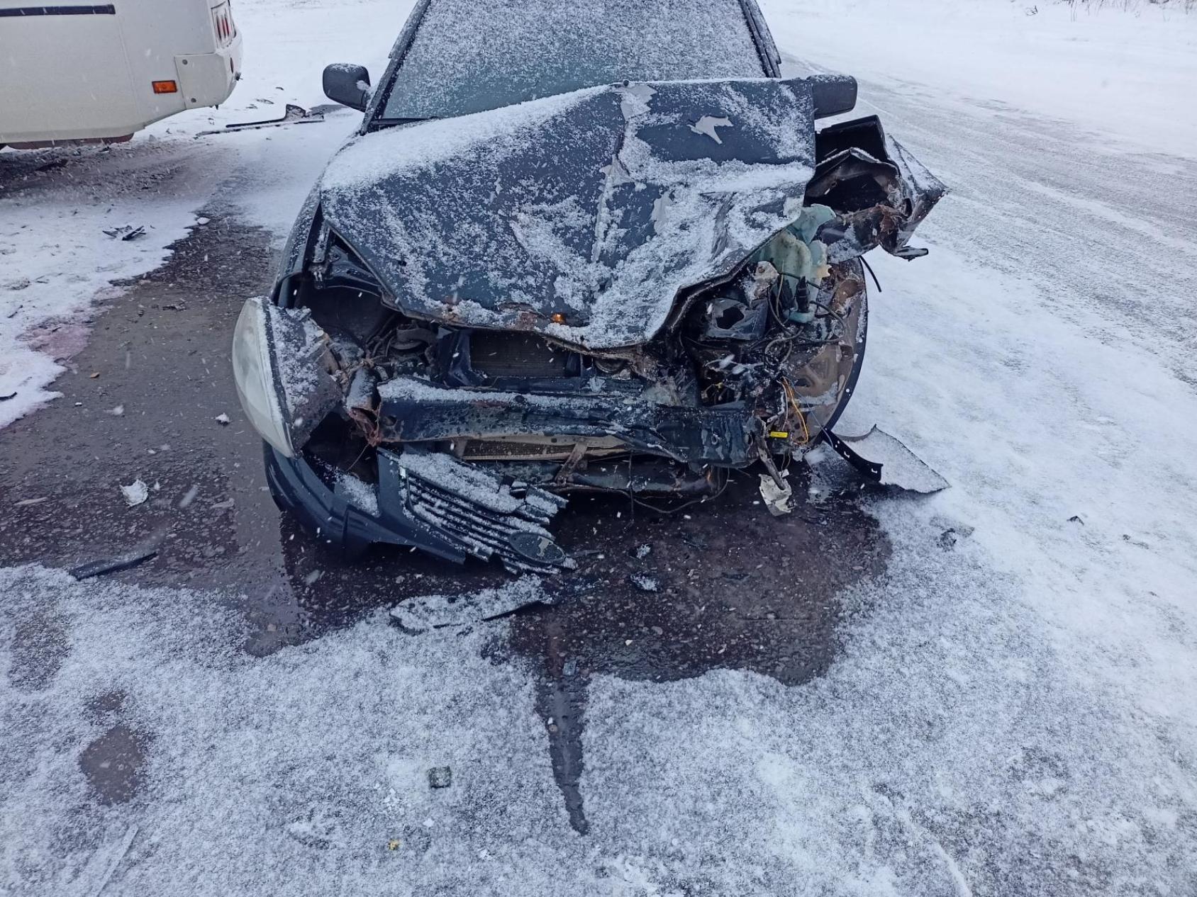 В Онеге «Лада» столкнулась с пассажирским «ПАЗом» — в аварии пострадал  водитель легковушки